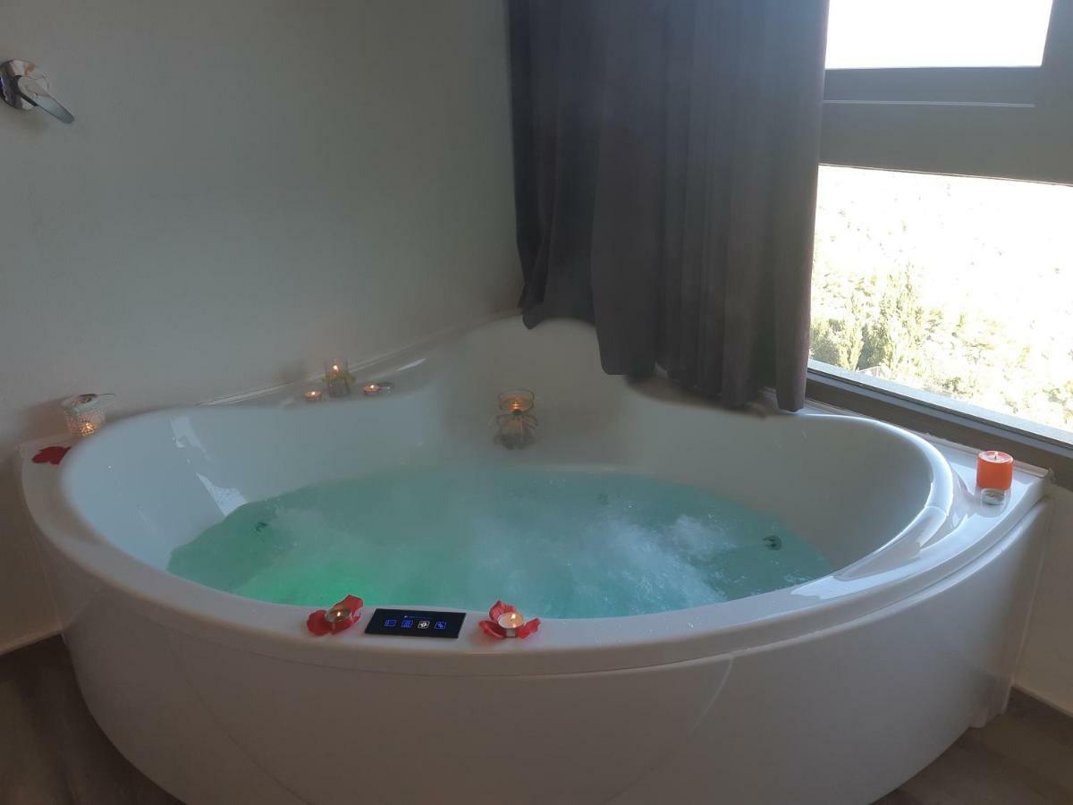 Casas del Cerro Casas Rurales Maribel - Complejo Moradas Del Cerro 2 - Suites Con Jacuzzi En Alcala Del Jucar المظهر الخارجي الصورة